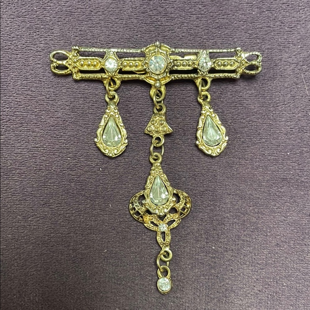 Elegant Gold Brooch with Crystal Accents